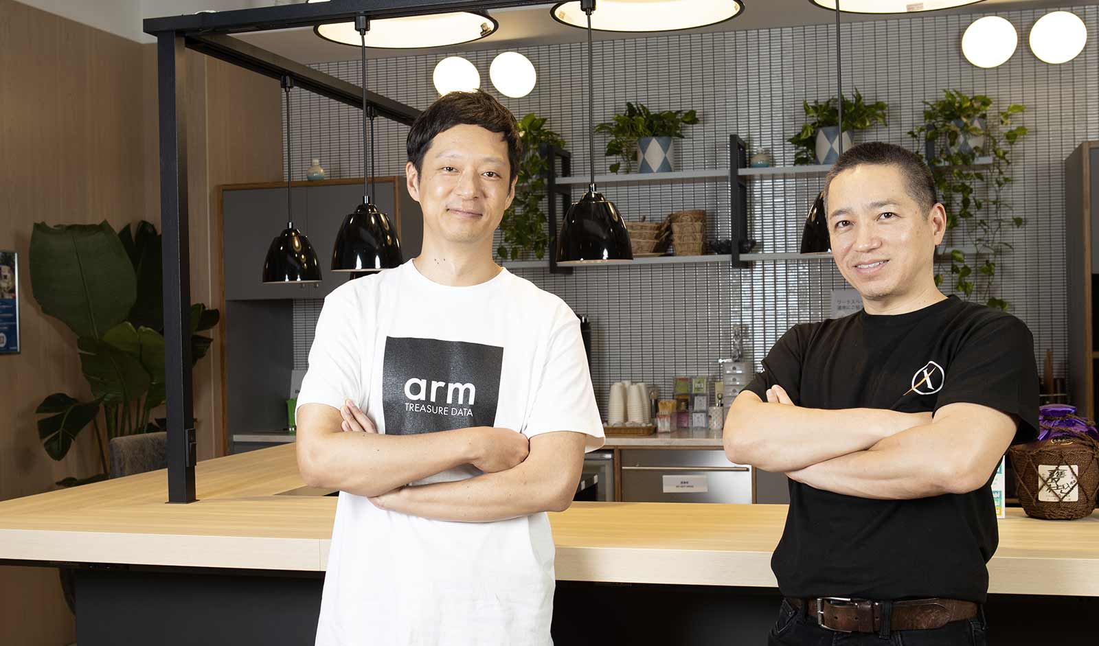 X-TANKコンサルティング CEO 伊藤嘉明氏(右)、トレジャーデータ株式会社 エバンジェリスト 若原強(左)